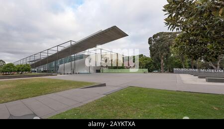 Das Melbourne Museum ist ein postmodernes Gebäude, das von Denton Corker Marshall Architects entworfen und im Jahr 2000 eröffnet wurde. Es ist das größte Museum Australiens Stockfoto