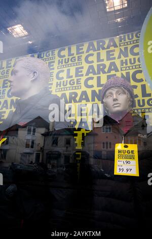 Die Verkaufsfenster für Sonderangebote zeigen die harten Zeiten der Einzelhändler auf der Straße Stockfoto