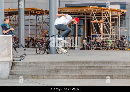 21. MAI 2018, LEIPZIG, DEUTSCHLAND: Skateboarder führt Trick auf der Stadtstraße durch Stockfoto