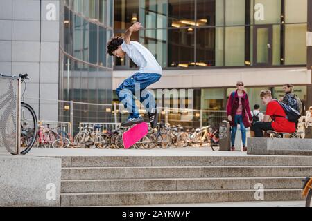 21. MAI 2018, LEIPZIG, DEUTSCHLAND: Skateboarder führt Trick auf der Stadtstraße durch Stockfoto