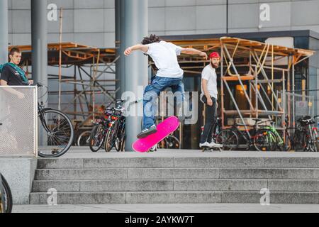 21. MAI 2018, LEIPZIG, DEUTSCHLAND: Skateboarder führt Trick auf der Stadtstraße durch Stockfoto