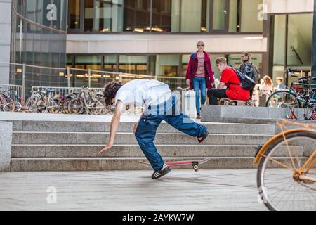 21. MAI 2018, LEIPZIG, DEUTSCHLAND: Skateboarder führt Trick auf der Stadtstraße durch Stockfoto