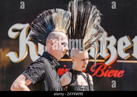 Leipzig, DEUTSCHLAND - 21. MAI 2018: Ausdrucksstarker Punk-Metalkopf mit Haarschnitt Irokesen beim jährlichen Leipziger Festival Stockfoto