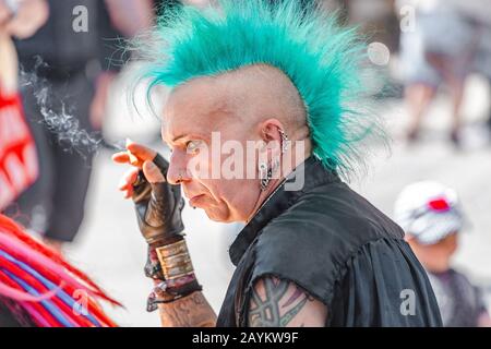 Leipzig, DEUTSCHLAND - 21. MAI 2018: Ausdrucksstarker Punk-Metalkopf mit Haarschnitt Irokesen beim jährlichen Leipziger Festival Stockfoto