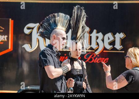 Leipzig, DEUTSCHLAND - 21. MAI 2018: Ausdrucksstarker Punk-Metalkopf mit Haarschnitt Irokesen beim jährlichen Leipziger Festival Stockfoto
