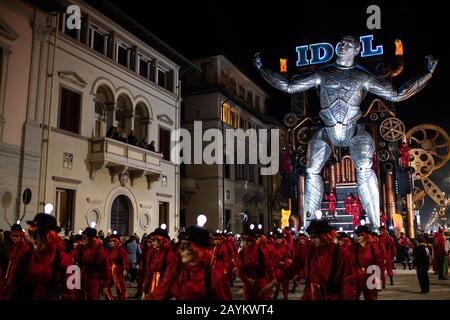 Viareggio, Italien. Februar 2020. Viareggio, ITALIEN - 15. FEBRUAR 2020: Cristiano Ronaldo ist eine Maske des Karnevalsumzugs auf den Straßen von Viareggio, Italien. Karneval von Viareggio gilt als einer der wichtigsten Karnevale Italiens. Stockfoto