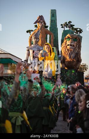 Viareggio, Italien. Februar 2020. Viareggio, ITALIEN - 15. FEBRUAR 2020: Greta Thunberg ist eine Maske des Karnevalsumzugs auf den Straßen von Viareggio, Italien. Karneval von Viareggio gilt als einer der wichtigsten Karnevale Italiens. Stockfoto