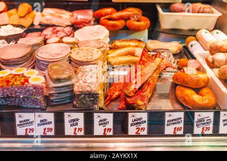 Leipzig, DEUTSCHLAND - 21. MAI 2018: Auswahl an verschiedenen hausgemachten Würstchen und Fleisch Stockfoto