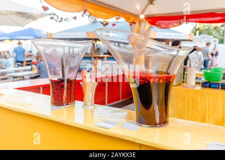 Strawberry-Bier am Bar-Schalter zumachen Stockfoto