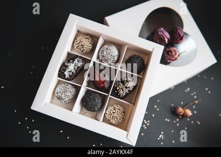 Handgemachte Früchte und Schokolade Süßigkeiten in einer weißen Box Stockfoto