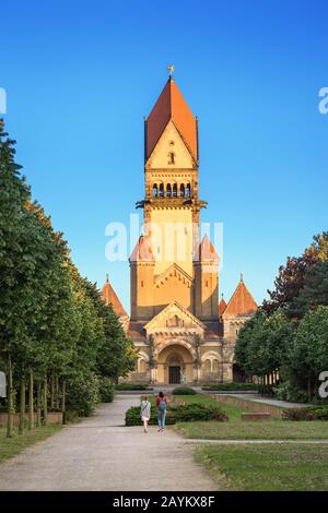 Architektur berühmter Kapelle und Krematorium auf dem Südfriedhof in Leipzig, Deutschland Stockfoto
