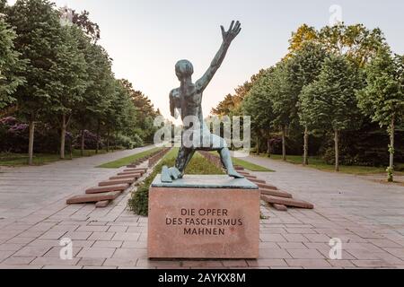 Leipzig, DEUTSCHLAND - 21. MAI 2018: Gedenkstatue an Faschismusgefangene auf dem Südfriedhof in Leipzig Stockfoto