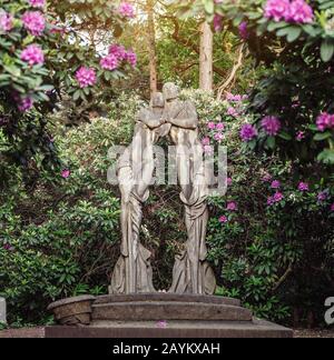 Leipzig, DEUTSCHLAND - 21. MAI 2018: Friedhof im Frühjahr mit schön blühenden Blumen und Bäumen, dem Begriff der Traurigkeit und mittelalterlichen Gotik Stockfoto