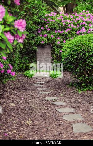 Leipzig, DEUTSCHLAND - 21. MAI 2018: Friedhof im Frühjahr mit schön blühenden Blumen und Bäumen, dem Begriff der Traurigkeit und mittelalterlichen Gotik Stockfoto