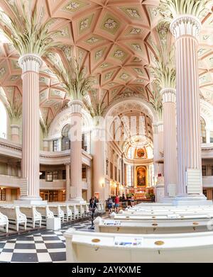Leipzig, 21. MAI 2018: Interieur der St. Nikolauskirche in Leipzig Stockfoto