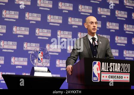 Chicago, USA. Februar 2020. nba-kommissar Adam Silver spricht am 15. Februar 2020 auf einer Pressekonferenz im United Center in Chicago, den Vereinigten Staaten. Starspieler, die am Samstag am NBA All-Star Weekend teilnehmen, haben ihre Unterstützung für den Kampf Chinas gegen den anhaltenden Coronavirus-Ausbruch zum Ausdruck gebracht. Credit: Wang Ping/Xinhua/Alamy Live News Stockfoto