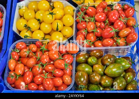 Bunte Kirschtomaten zum Verkauf auf einem Markt Stockfoto