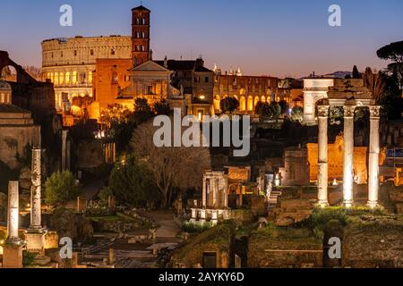 Blick über die Ruinen des Forum Romanum zum berühmten Kolosseum in Rom im Morgengrauen Stockfoto