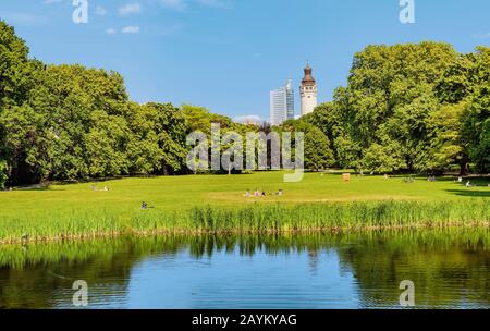 Blick auf die Stadt Leipzig vom Clara-Zetkin-Park Stockfoto