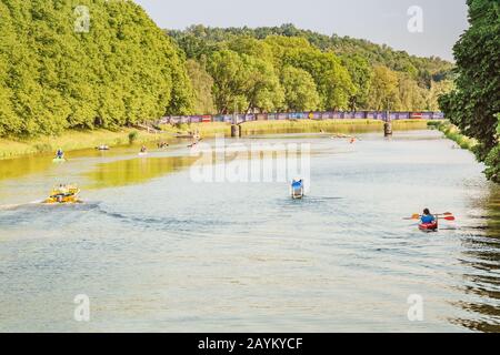 Leipzig, 21. MAI 2018: Familie auf Kajaks und Kanu-Akitvity-Tour am Fluss Elsterflutbett in Leipzig. Lifestyle-Konzept für Freizeit und Gesundheit Stockfoto