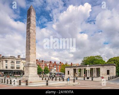 14. Juli 2019: Southport, Merseyside - London Square, mit dem war Memorial, und Lord Street, der Haupteinkaufsstraße der Stadt. Stockfoto