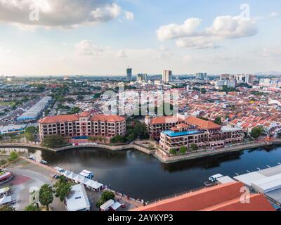 Malakka (Melaka) typisches rotes Kolonialgebäude. Malakka ist eine der Welterbe-Städte der UNESCO an der Straße von Melaka. Stockfoto