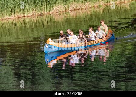 22. MAI 2018, LEIPZIG, DEUTSCHLAND: Gruppe glücklicher Menschen im Kajakboot Stockfoto