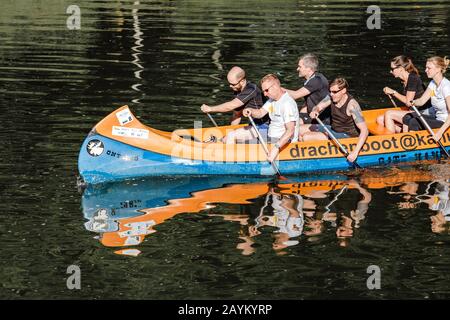 22. MAI 2018, LEIPZIG, DEUTSCHLAND: Gruppe glücklicher Menschen im Kajakboot Stockfoto