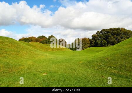 Amphitheater Von Cirencester. Es wurde Anfang des 2. Jahrhunderts erbaut und diente der römischen Stadt Corinium (heute Cirencester) in Gloucestershire, England, Großbritannien. Stockfoto