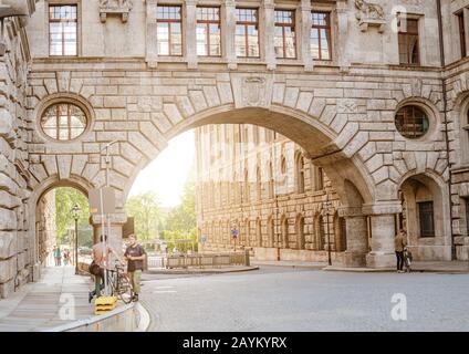 22. MAI 2018, LEIPZIG, DEUTSCHLAND: Große arche mit Straße Stockfoto