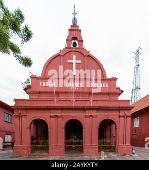 Malakka (Melaka) typisches rotes Kolonialgebäude am niederländischen Platz. Malakka ist eine der Welterbe-Städte der UNESCO an der Straße von Melaka. Stockfoto