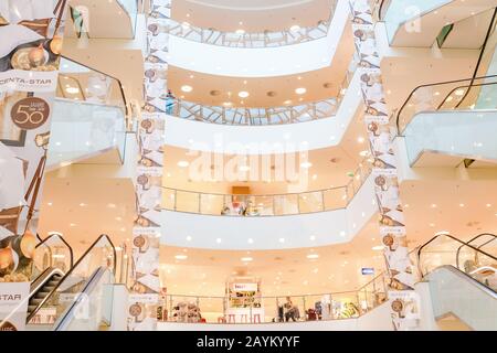 22. MAI 2018, LEIPZIG, DEUTSCHLAND: Innenansicht der Karstadt Mall in Leipzig Stockfoto