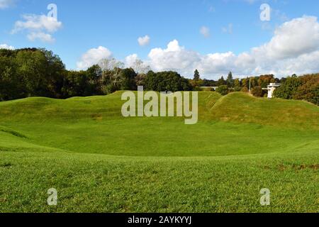 Amphitheater Von Cirencester. Es wurde Anfang des 2. Jahrhunderts erbaut und diente der römischen Stadt Corinium (heute Cirencester) in Gloucestershire, England, Großbritannien. Stockfoto