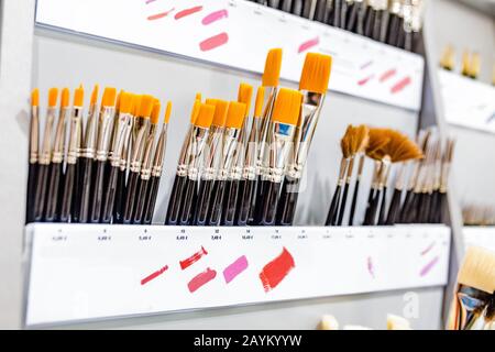 Bunte Malpinsel mit den Farbmustern und Pinselstrichen zum Verkauf im Geschäft Stockfoto