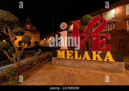 Nachtblick auf Malakka (Melaka) typisches rotes Kolonialgebäude am niederländischen Platz. Malakka ist eine der Welterbe-Städte der UNESCO an der Straße von Melaka. Stockfoto