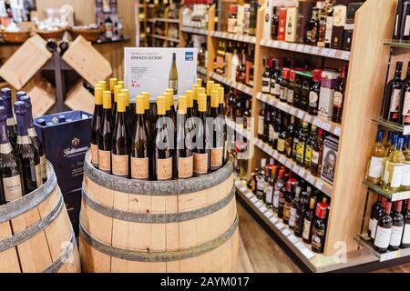 22. MAI 2018, LEIPZIG, DEUTSCHLAND: Wein zum Verkauf in den Regalen im Supermarkt Stockfoto