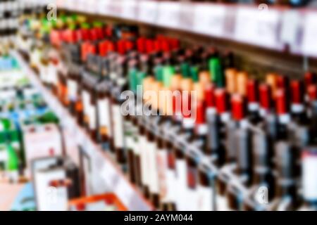 Unscharfe Regale mit verschiedenen Alkoholflaschen Stockfoto