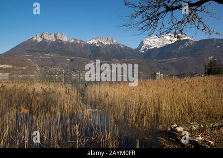 Winter am See von Annecy in den französischen alpen Stockfoto