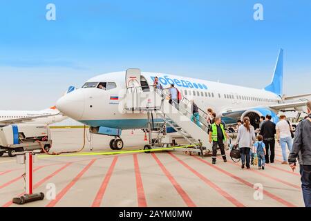 Flughafen Halle, DEUTSCHLAND - 23. MAI 2018: Boarding on POBEDA Airlines Russian Lowcost Jet Airplane in Airport Stockfoto