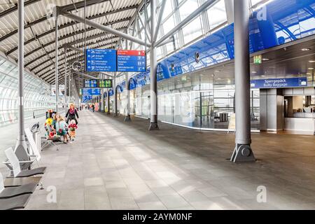 Leipzig, DEUTSCHLAND - 23. MAI 2018: Moderner Hallen-Flughafeninnenraum mit Fahrplan Stockfoto