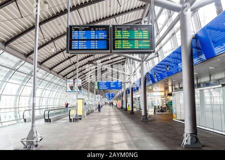 Leipzig, DEUTSCHLAND - 23. MAI 2018: Moderner Hallen-Flughafeninnenraum mit Fahrplan Stockfoto