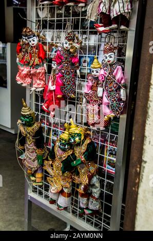 Ein lokaler Shop, der birmanische Streichelpuppen als traditionelles Spielzeug aus Myanmar verkauft. Joch thé ist der lokale Name für birmanisches Marionetten-Puppenspiel. Stockfoto