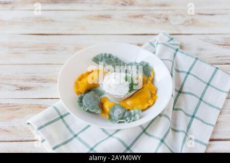 Vareniki nannte auch Knödel, varenyky. Traditionelle ukrainische Küche (Essen). Auf altem weißen Holzhintergrund. Stockfoto