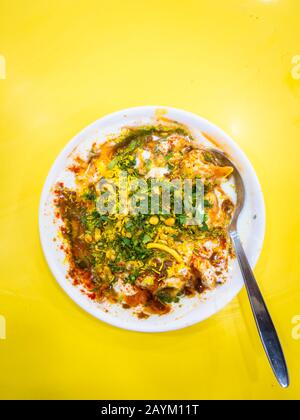 Indianerberühmtes Essen Raj Kachori Chaat,/ Samosa Chaat. Stockfoto