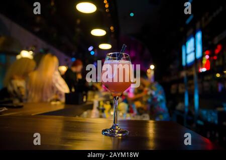 Klassische italienische Aperol Spritz Cocktail auf der Theke. Alkoholische Getränke Stockfoto