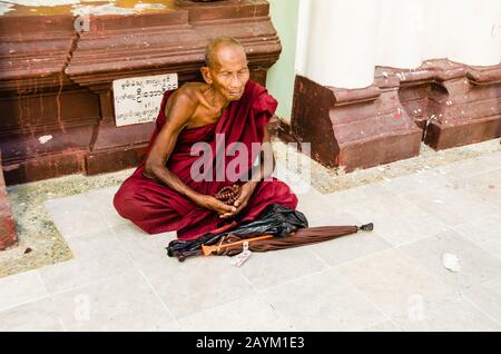 Ein buddhistischer Mönch, der mit Gebetsperlen oder Malas meditiert Stockfoto