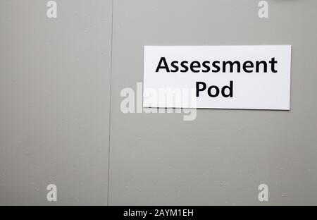 Stockton on Tees, UK.16. Februar 2020.North Tees Hospital hat Coronavirus Assessment Pods vor dem Eingang vor dem Eingang eingerichtet, um alle mutmaßlichen Fälle des Virus zu behandeln.Sign. Kredit: David DIXON / Alamy Stockfoto