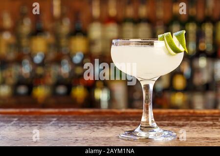 Cocktaildaiquiri an der Bar, Foto für die Speisekarte. Leerzeichen für Text Stockfoto