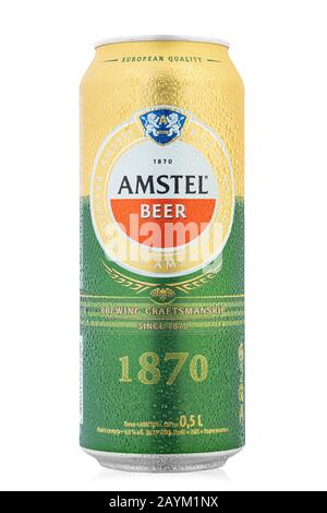 Ukraine, Kiew - 05. Februar. 2020: Alu-Dose Amstel-Bier auf weißem Hintergrund. Ist eine international bekannte Biermarke, die von Heineken produziert wird Stockfoto