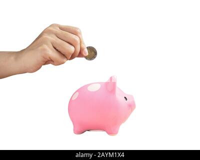 Frau, die mit dem Clipping-Pfad auf weißem Hintergrund die Münze in die Schweinebank legt, finanziert und spart Geld für zukünftiges Konzept. Stockfoto